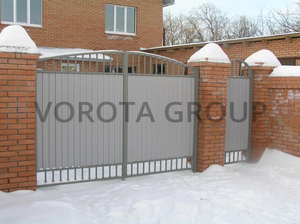 Распашные ворота из профнастила Doorhan белого цвета 2600х2000