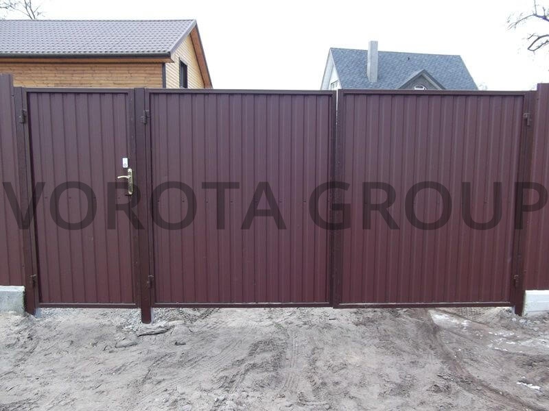 Распашные ворота из профнастила Doorhan темно-коричневые 2400х1700