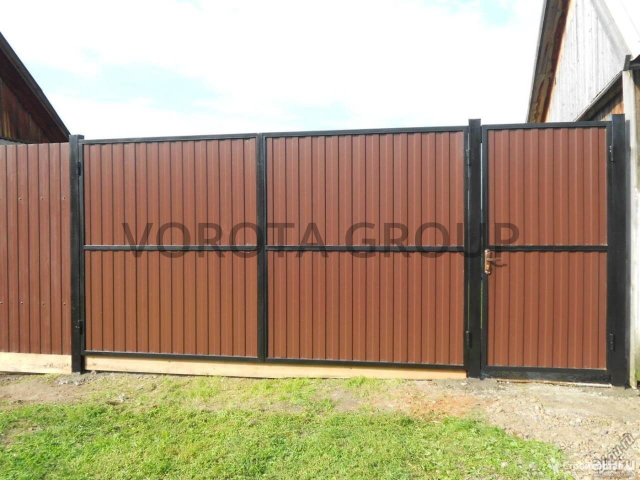 Распашные ворота из профнастила Doorhan коричневые 2500х1800