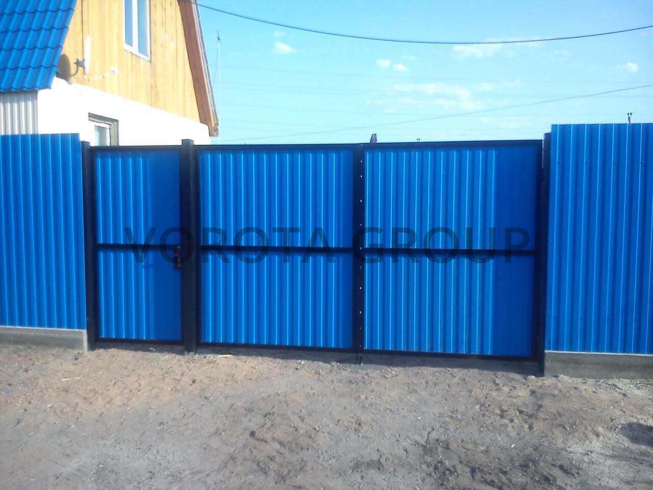 Распашные ворота из профнастила Doorhan синие 2900х1700