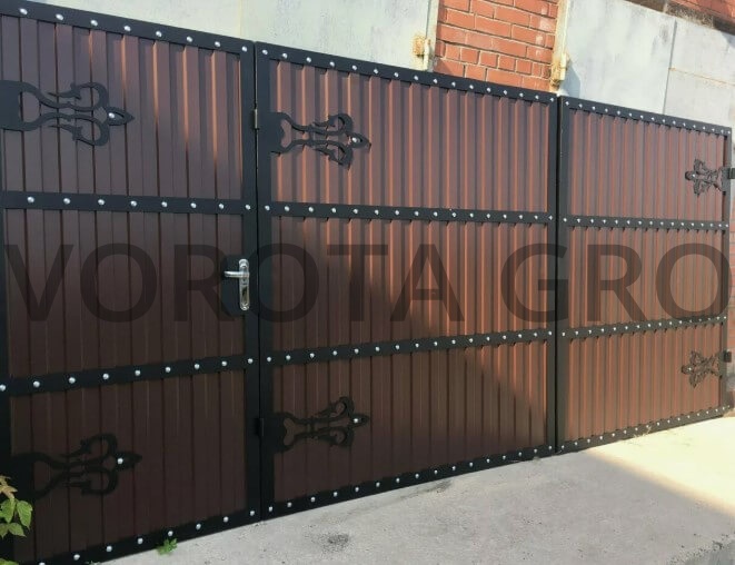 Распашные ворота из профнастила Alutech с декором 3400х1900