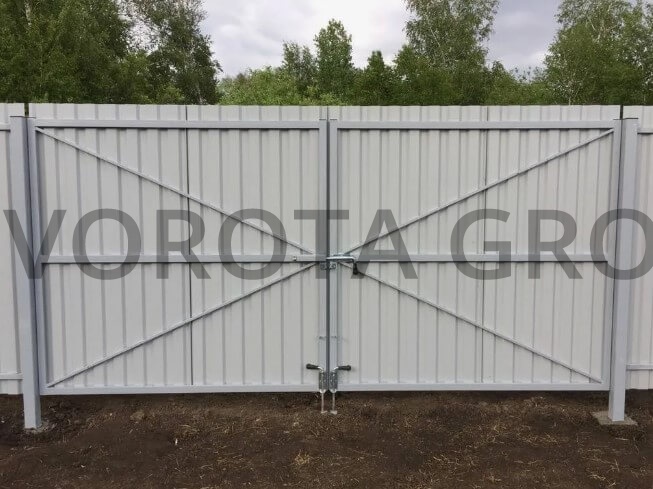 Распашные ворота из профнастила Doorhan белые 2900х1800